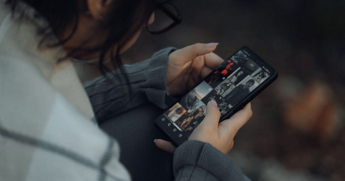 Personne qui parcourt la galerie de photos de son iPhone pour récupérer des images effacées