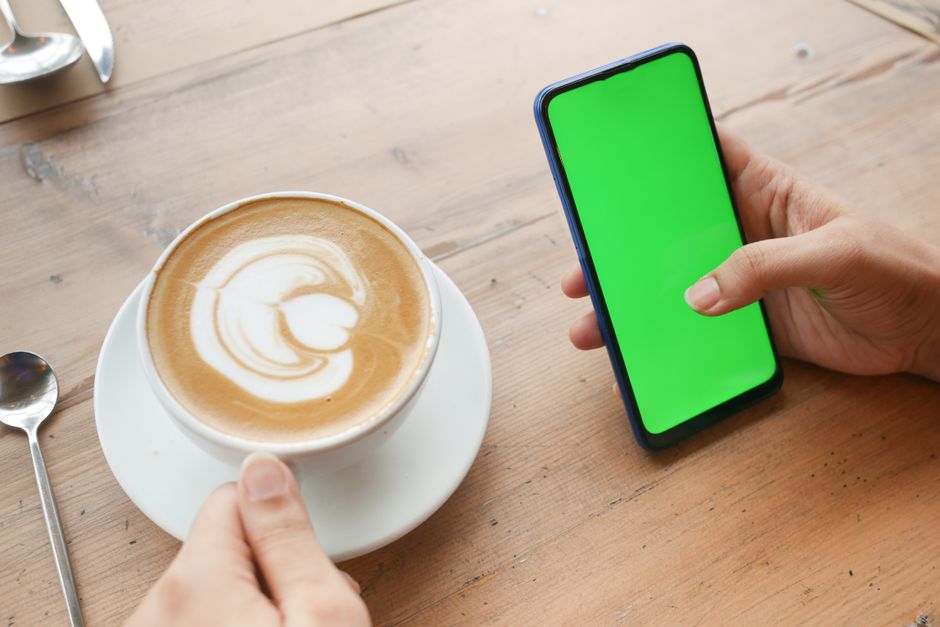 Personne essayant de se souvenir de son adresse e-mail oubliée et de la récupérer sur son téléphone et son ordinateur