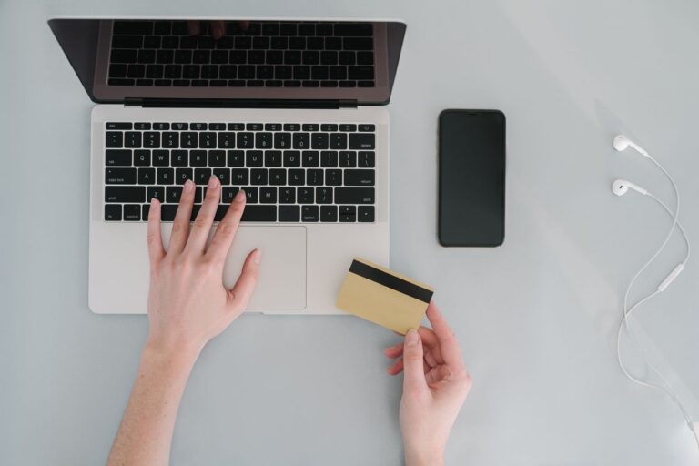 Espace de travail avec ordinateur portable, carte bancaire et téléphone intelligent