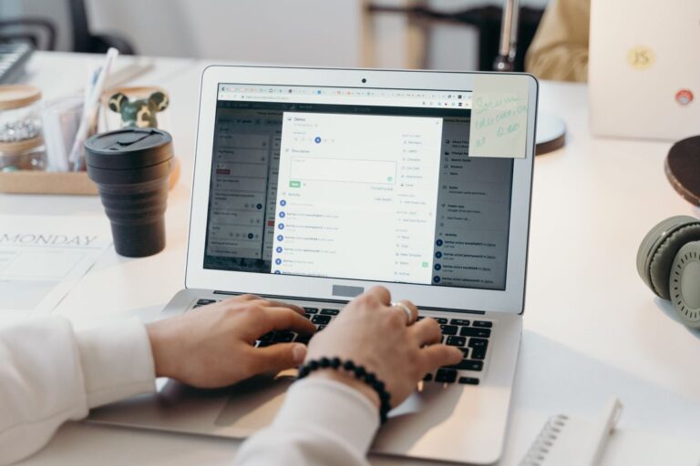Personne tapant sur un ordinateur portable dans un bureau moderne et lumineux