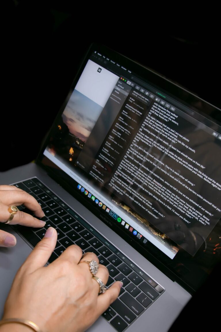 Femme tapant sur un ordinateur portable avec du texte à l'écran