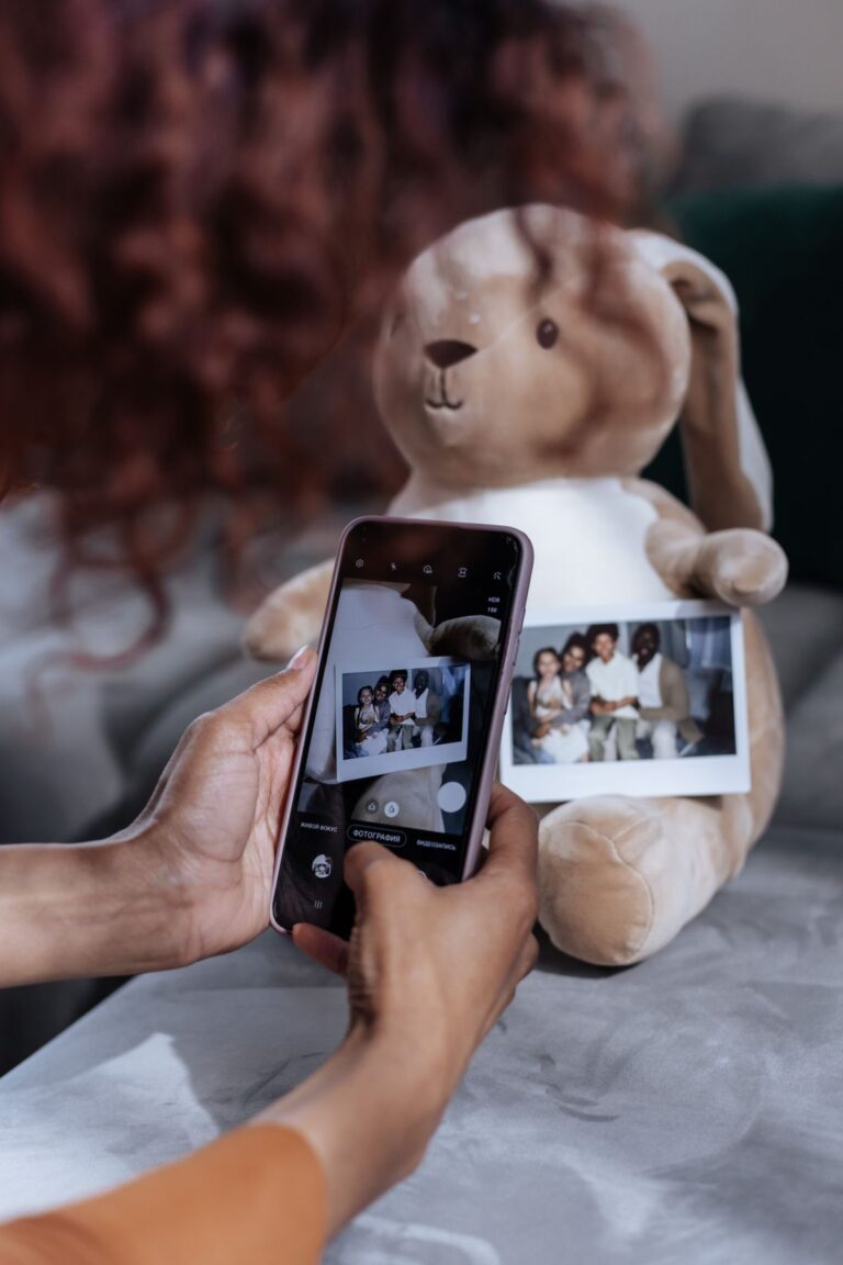 Femme utilisant un téléphone intelligent pour photographier un souvenir de famille
