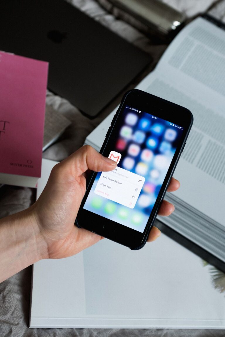Main tenant un téléphone avec une application de courriel ouverte