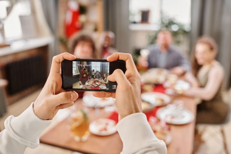 Téléphone intelligent capturant un groupe lors d'un repas festif