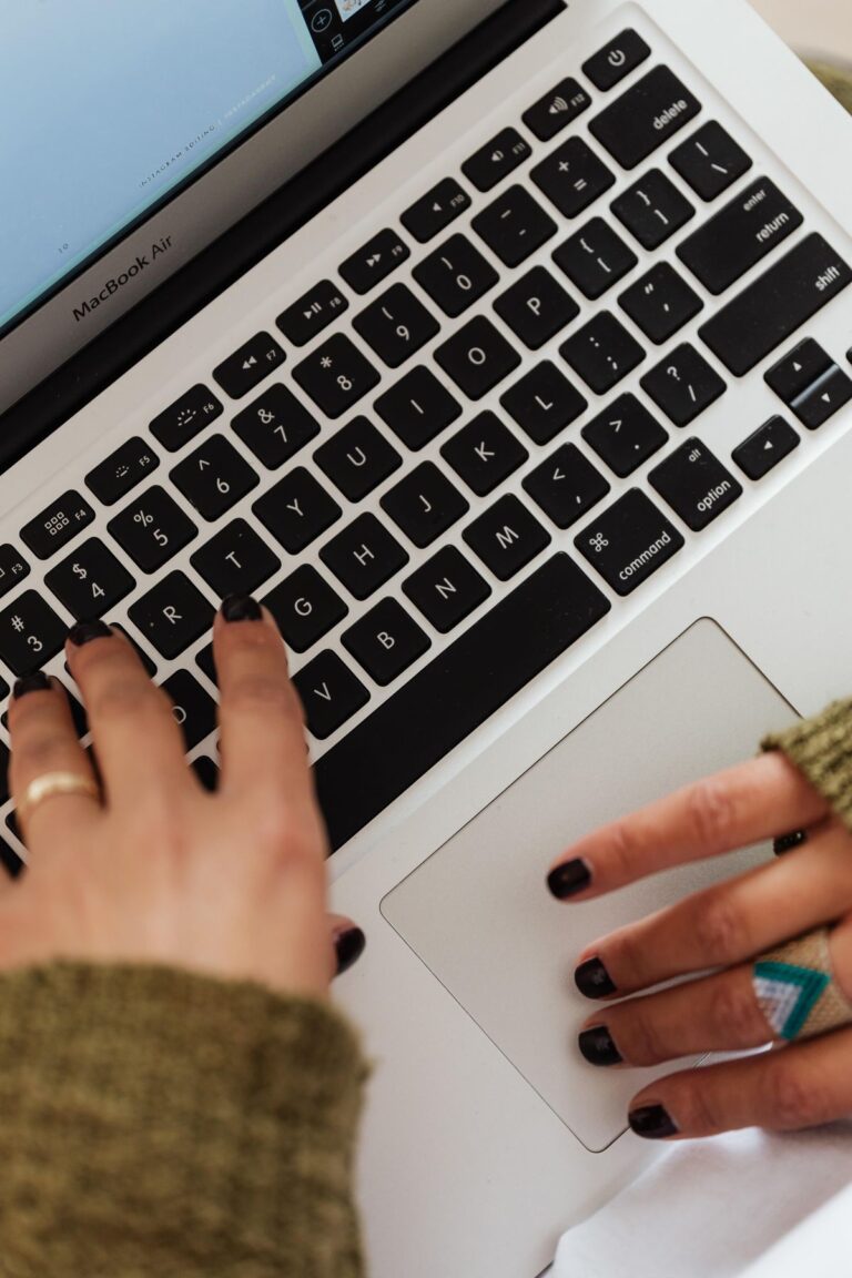 Mains tapant sur le clavier d'un MacBook Air