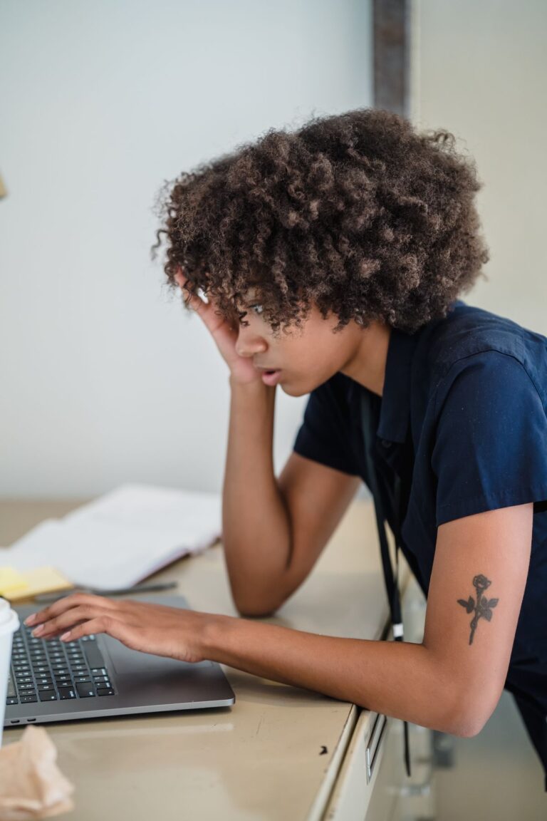Femme concentrée devant son ordinateur portable au bureau