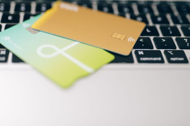 Deux cartes de crédit posées sur le clavier d'un ordinateur portable