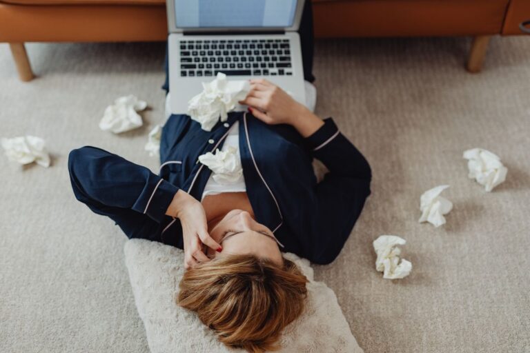 Femme en vêtements confortables travaillant sur un ordinateur portable