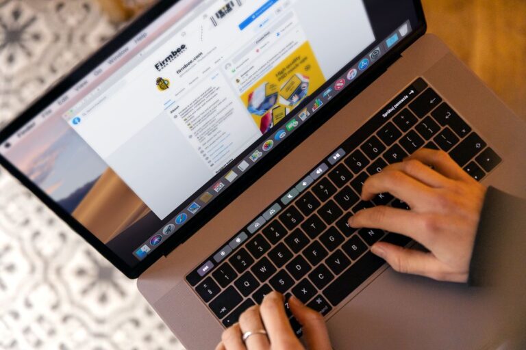 Mains tapant sur un ordinateur portable à un bureau