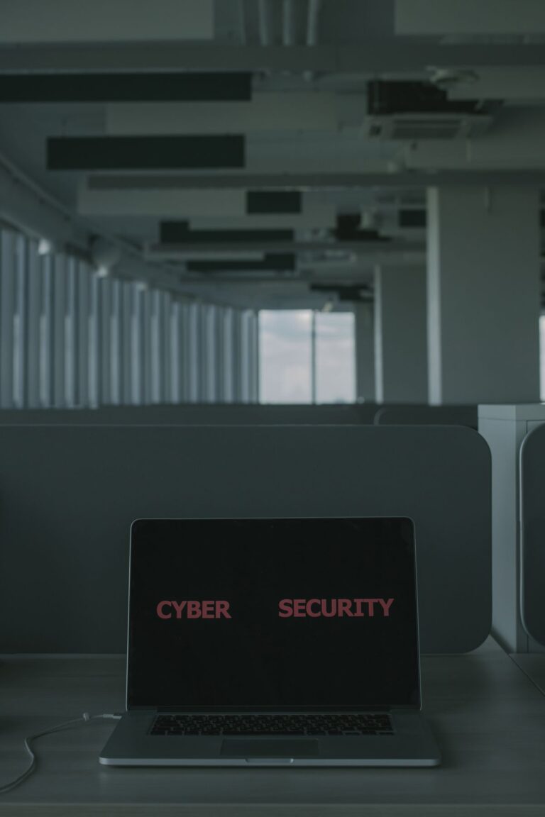 Ordinateur portable affichant le texte cybersécurité dans un bureau moderne
