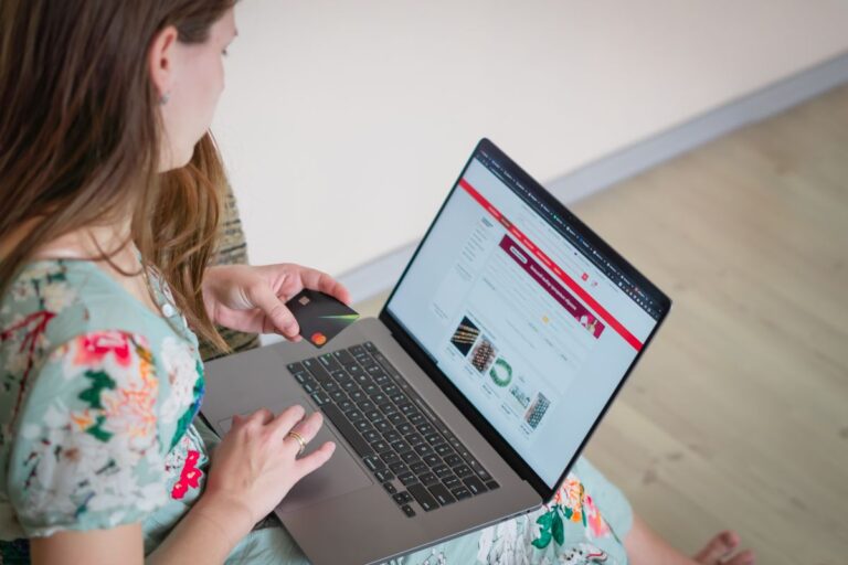 Femme magasinant en ligne avec un ordinateur portable et une carte de crédit