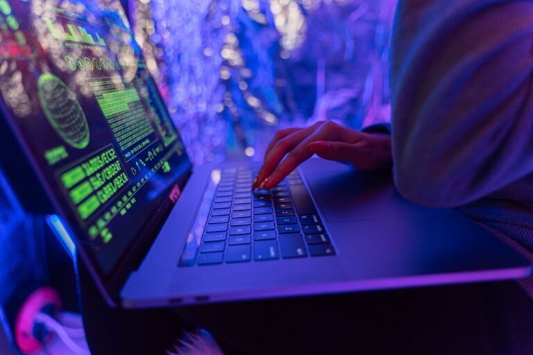 Mains tapant sur un clavier avec une interface de cybersécurité à l'écran