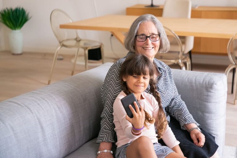 Grand-mère et petit-enfant partageant un égoportrait