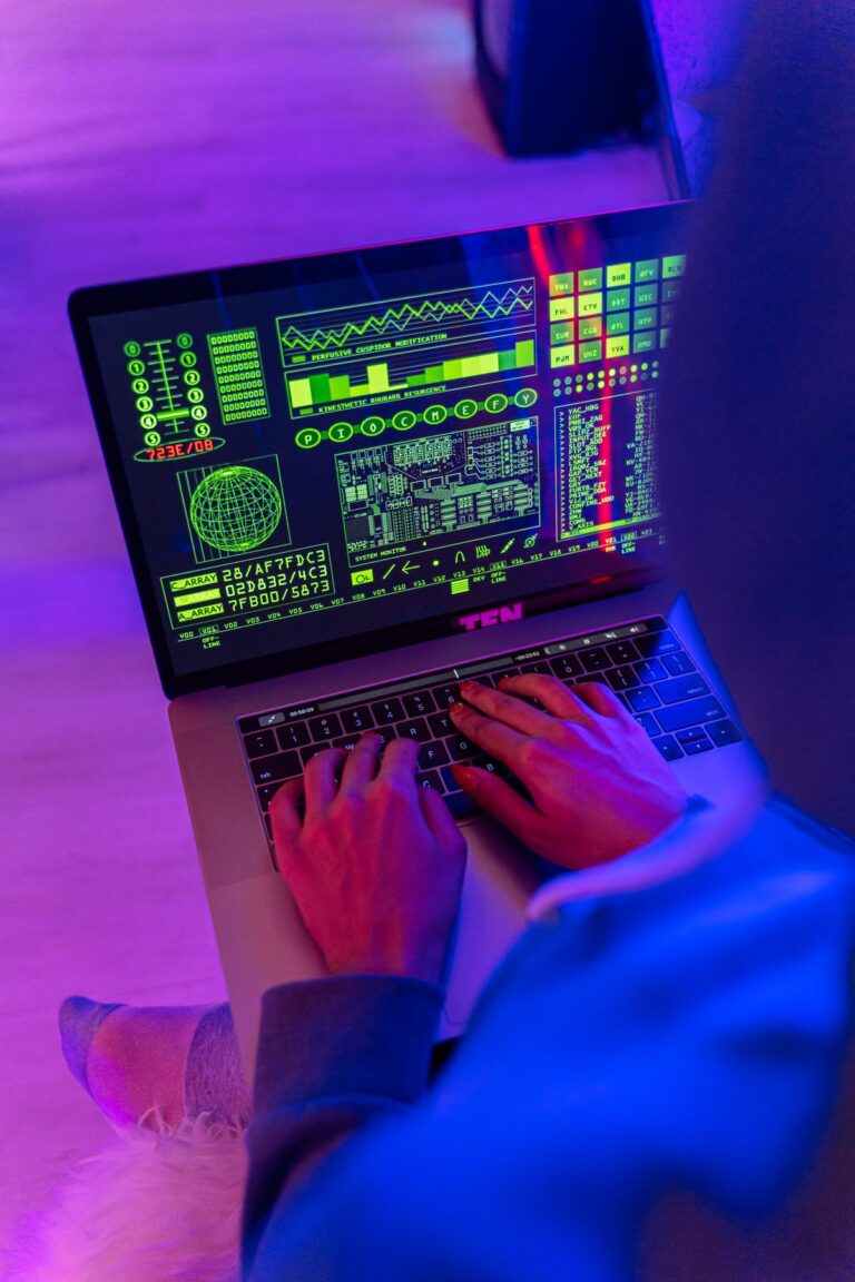 Personne utilisant un ordinateur portable avec des écrans de données numériques